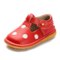 Chaussette Enfant Squeaky Rouge avec Polka Blanche Couleurs Différentes